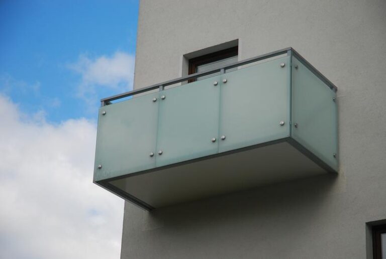 Jak dobudować balkon przyczepny w bloku – praktyczne rozwiązania dla każdego mieszkańca