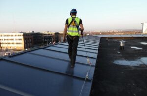 Asekuracja na dachu: Przewodnik po wymogach prawnych i niezbędnym sprzęcie