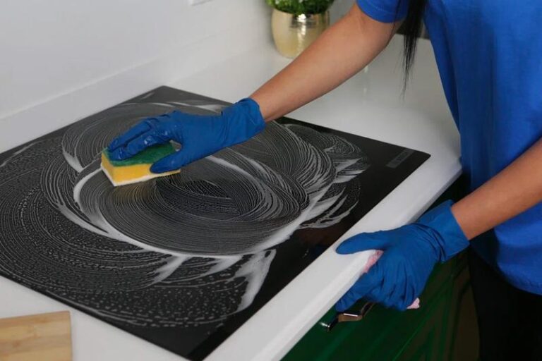 Jak szybko i skutecznie wyczyścić płytę indukcyjną? Oto 6 sprawdzonych sposobów!